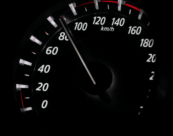 Um velocímetro mostrando alta velocidade, representando qualidade e performance de veículos.